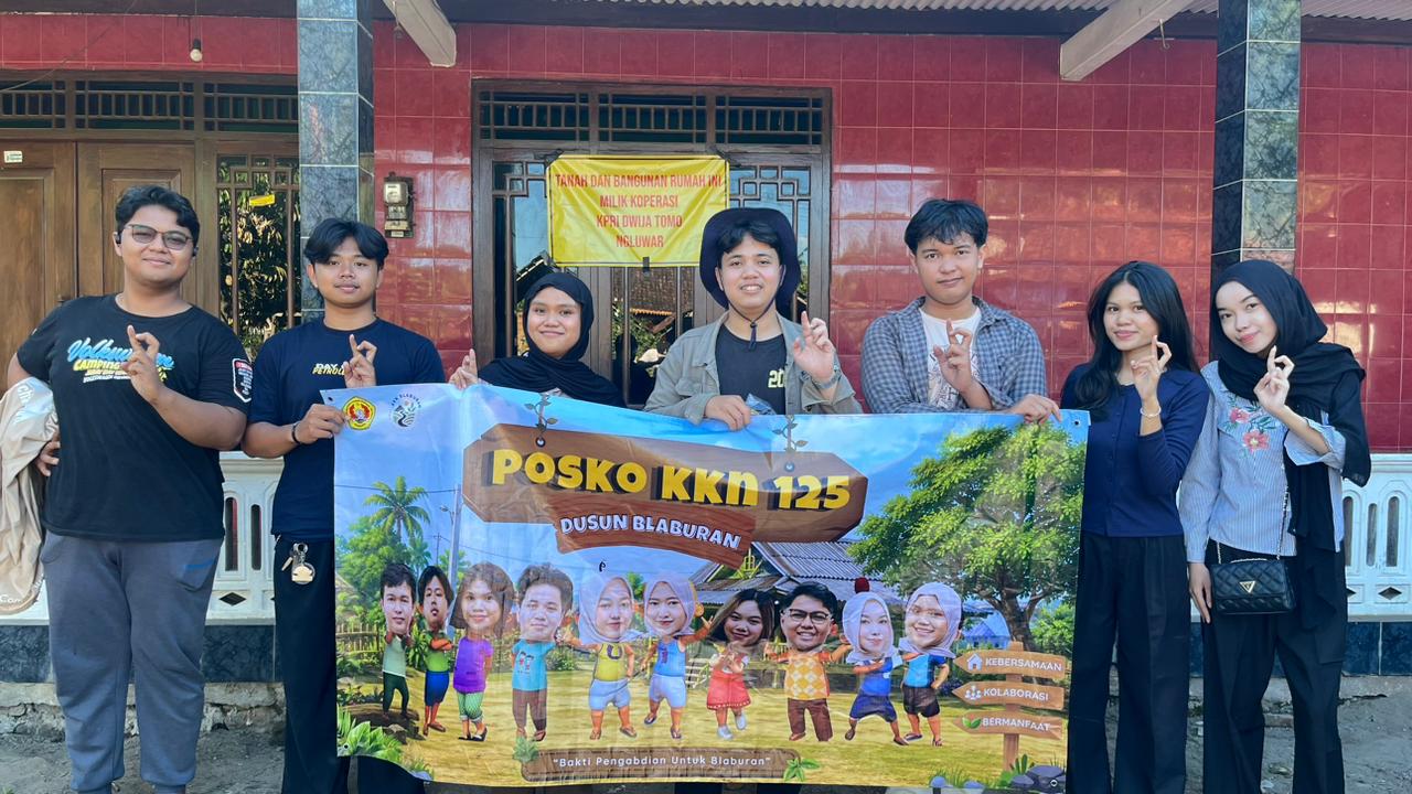 Mahasiswa KKN dan Banner Posko